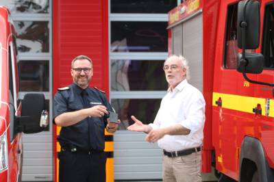 Ortswehrführer Stefan Borowski übernimmt symbolisch den Schlüssel für den neuen MTW von Bürgermeister Prof. Dr. Erhard Huzel.