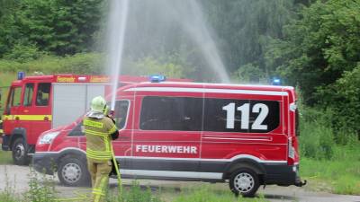 Standesgemäße Begrüßung des neuen MTW durch ein Wasser-Spalier.